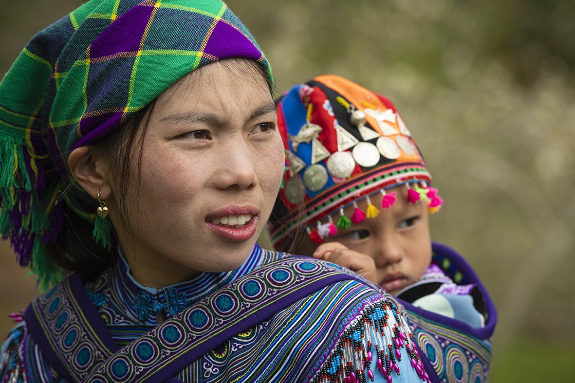 Vẻ đ&aacute;ng y&ecirc;u của những em b&eacute; v&ugrave;ng cao T&acirc;y Bắc trong phi&ecirc;n chợ cuối năm - Ảnh 8.