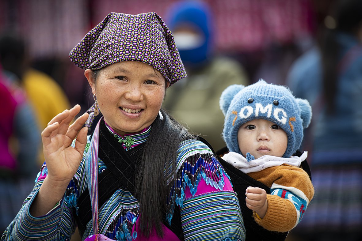 Vẻ đ&aacute;ng y&ecirc;u của những em b&eacute; v&ugrave;ng cao T&acirc;y Bắc trong phi&ecirc;n chợ cuối năm - Ảnh 7.