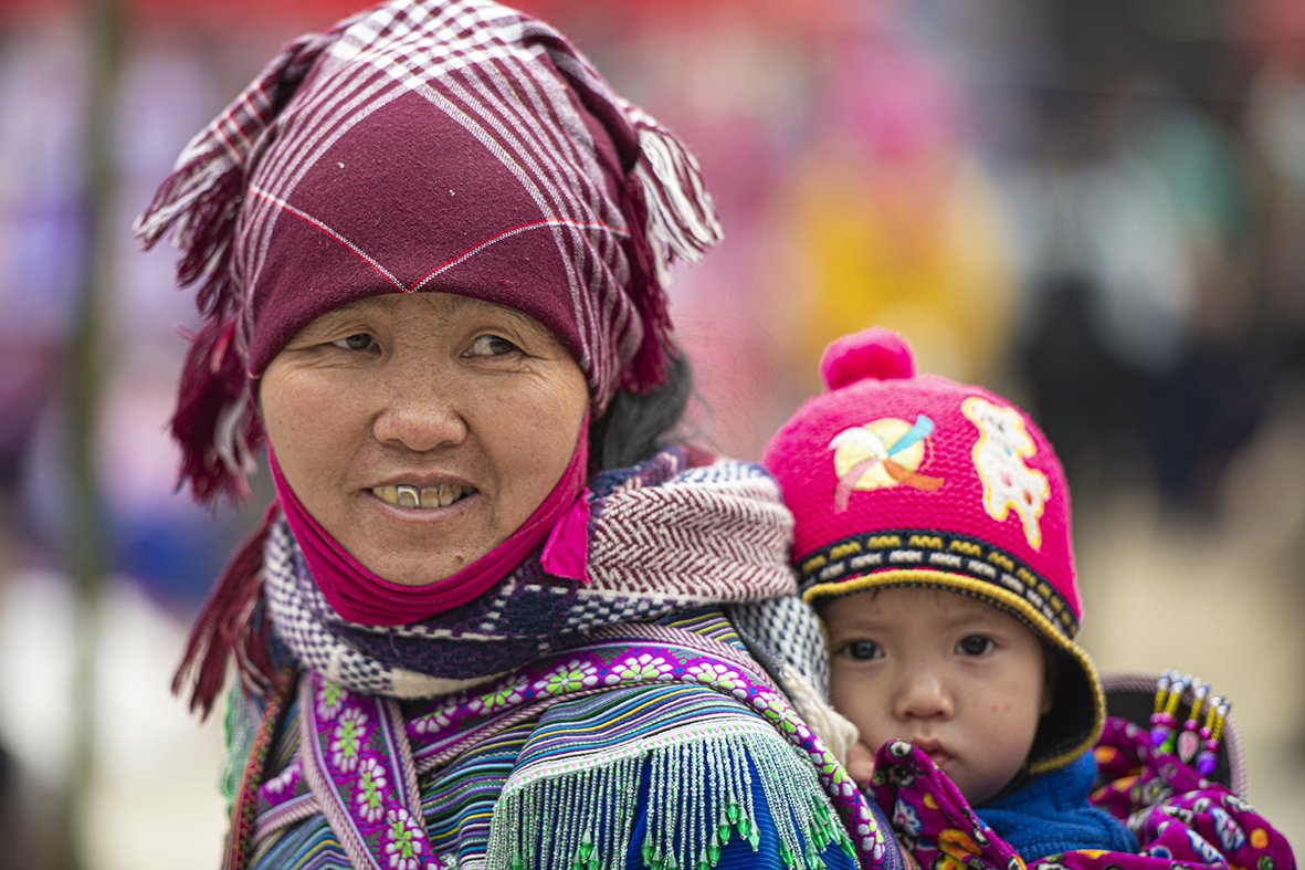 Vẻ đ&aacute;ng y&ecirc;u của những em b&eacute; v&ugrave;ng cao T&acirc;y Bắc trong phi&ecirc;n chợ cuối năm - Ảnh 6.