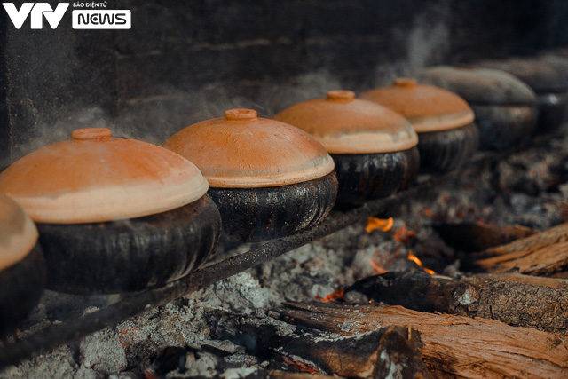 C&aacute; kho ni&ecirc;u đất l&agrave;ng Vũ Đại &ldquo;rực lửa&rdquo; th&acirc;u đ&ecirc;m đ&oacute;n Tết Nguy&ecirc;n đ&aacute;n - Ảnh 1.
