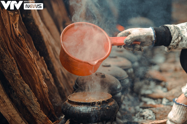 C&aacute; kho ni&ecirc;u đất l&agrave;ng Vũ Đại &ldquo;rực lửa&rdquo; th&acirc;u đ&ecirc;m đ&oacute;n Tết Nguy&ecirc;n đ&aacute;n - Ảnh 14.