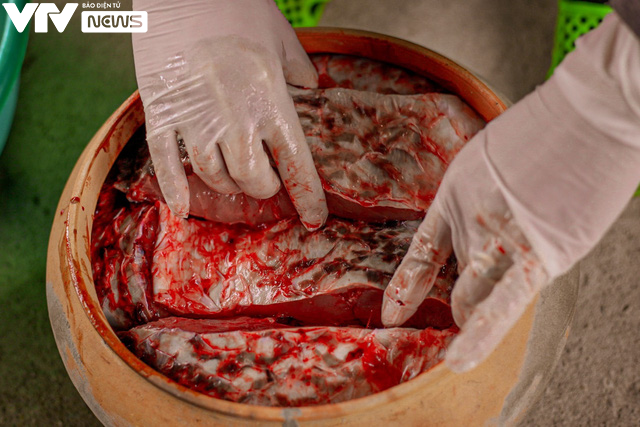 C&aacute; kho ni&ecirc;u đất l&agrave;ng Vũ Đại &ldquo;rực lửa&rdquo; th&acirc;u đ&ecirc;m đ&oacute;n Tết Nguy&ecirc;n đ&aacute;n - Ảnh 6.