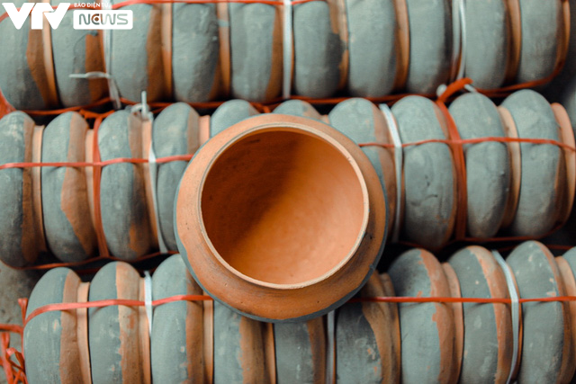 C&aacute; kho ni&ecirc;u đất l&agrave;ng Vũ Đại &ldquo;rực lửa&rdquo; th&acirc;u đ&ecirc;m đ&oacute;n Tết Nguy&ecirc;n đ&aacute;n - Ảnh 7.