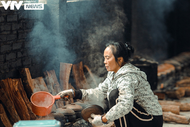 C&aacute; kho ni&ecirc;u đất l&agrave;ng Vũ Đại &ldquo;rực lửa&rdquo; th&acirc;u đ&ecirc;m đ&oacute;n Tết Nguy&ecirc;n đ&aacute;n - Ảnh 10.
