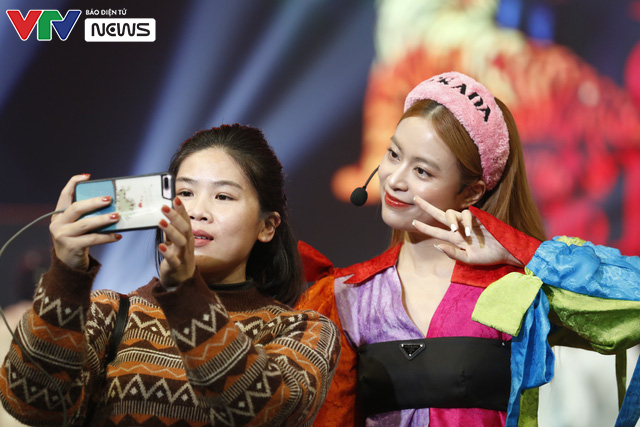 Ho&agrave;ng Th&ugrave;y Linh gieo quẻ ở 12 Con gi&aacute;p 2022, s&acirc;n khấu rực rỡ sắc m&agrave;u - Ảnh 2.