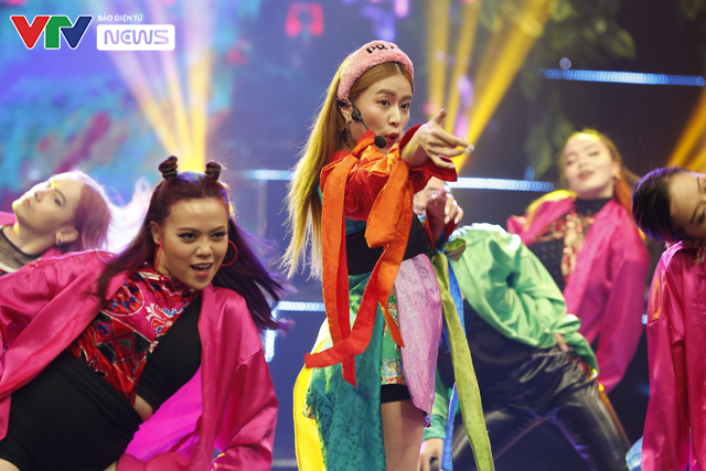 Ho&agrave;ng Th&ugrave;y Linh gieo quẻ ở 12 Con gi&aacute;p 2022, s&acirc;n khấu rực rỡ sắc m&agrave;u - Ảnh 3.