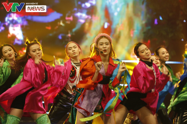 Ho&agrave;ng Th&ugrave;y Linh gieo quẻ ở 12 Con gi&aacute;p 2022, s&acirc;n khấu rực rỡ sắc m&agrave;u - Ảnh 5.