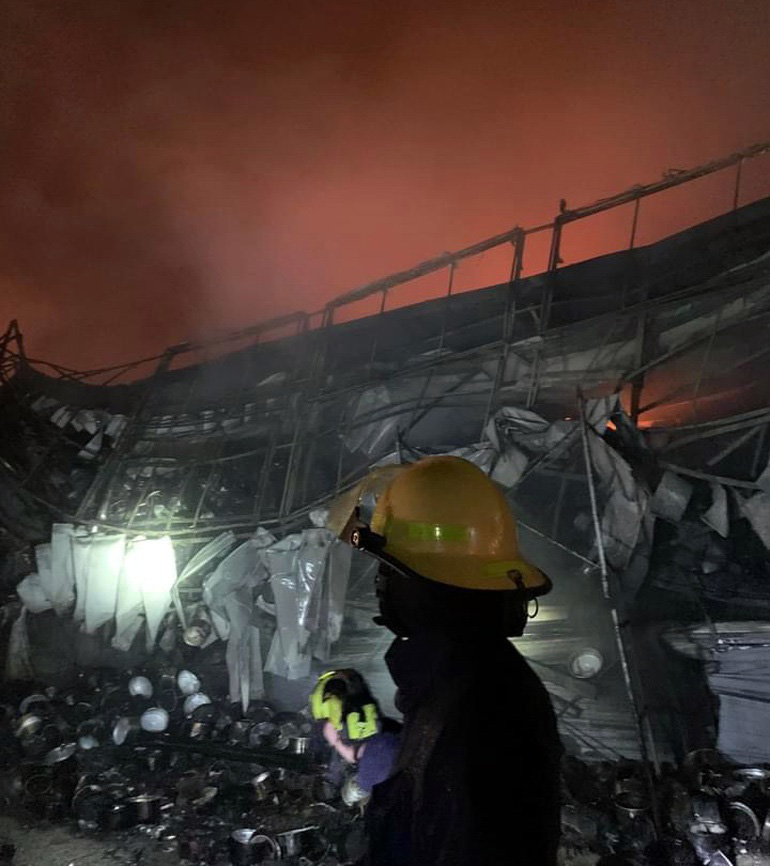 H&agrave; Nội: H&agrave;ng chục cảnh s&aacute;t PCCC giải cứu cụ gi&agrave; 90 tuổi trong căn nh&agrave; rực lửa - Ảnh 1.