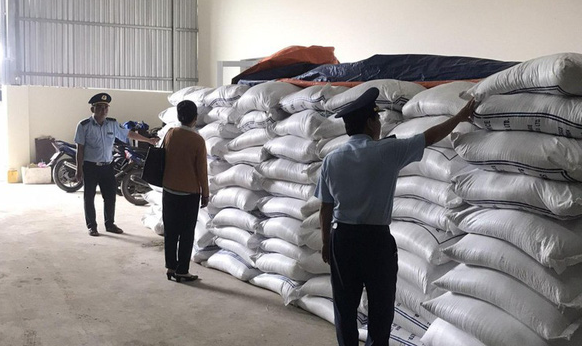 Phát hiện gần 30 tấn gạo nghi nhập lậu - Ảnh 1.