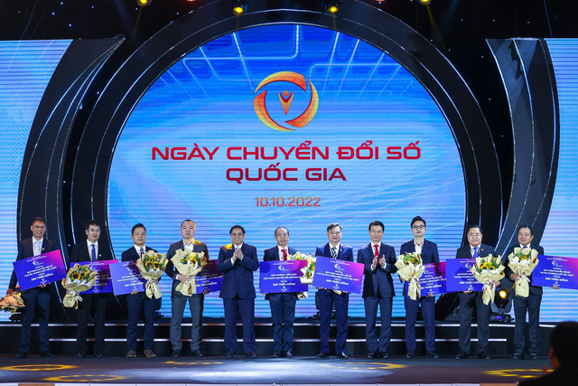 Thủ tướng: Chuyển đổi số phải để người dân, doanh nghiệp hưởng lợi - Ảnh 2. Thủ tướng: Chuyển đổi số phải để người dân, doanh nghiệp hưởng lợi - Ảnh 2.