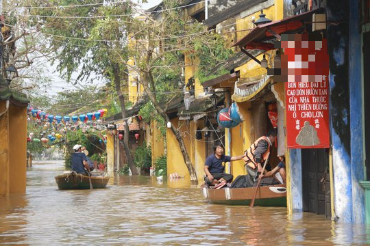 Hội An khắc phục hậu quả mưa lũ - Ảnh 1.