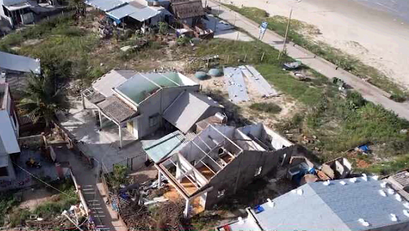 Những ngôi nhà “không mái” sau bão Noru - Ảnh 1.