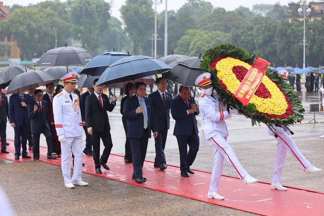 Đại biểu dự Kỳ họp thứ 4, Quốc hội khóa XV vào Lăng viếng Chủ tịch Hồ Chí Minh - Ảnh 2.