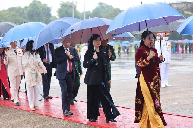 Đại biểu dự Kỳ họp thứ 4, Quốc hội khóa XV vào Lăng viếng Chủ tịch Hồ Chí Minh - Ảnh 4.