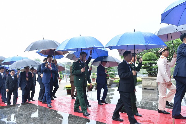 Đại biểu dự Kỳ họp thứ 4, Quốc hội khóa XV vào Lăng viếng Chủ tịch Hồ Chí Minh - Ảnh 5.