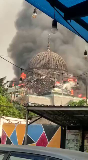 Ch&aacute;y lớn tại nh&agrave; thờ Trung t&acirc;m Hồi gi&aacute;o Jakarta, Indonesia - Ảnh 3.