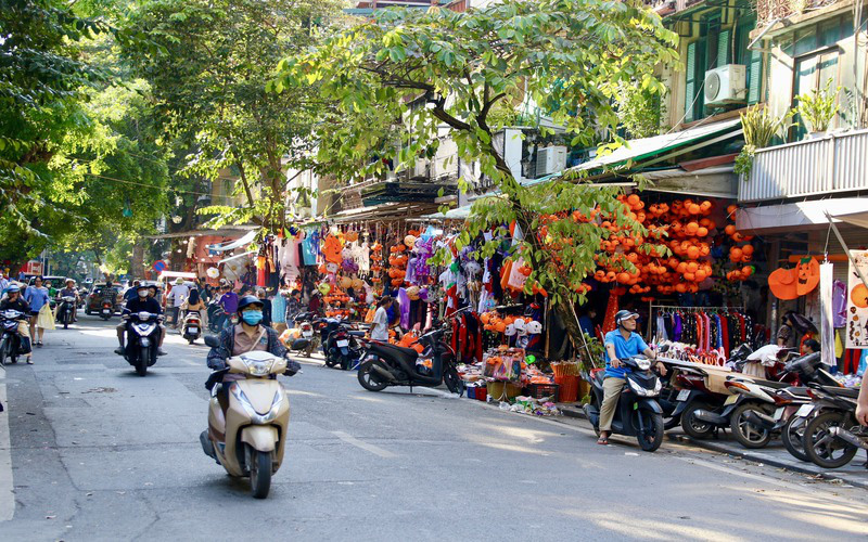 
In Hanoi, before Halloween, decorative items and Halloween-themed toys are available at all Hang Ma Street shops and souvenir shops in the citys downtown.
