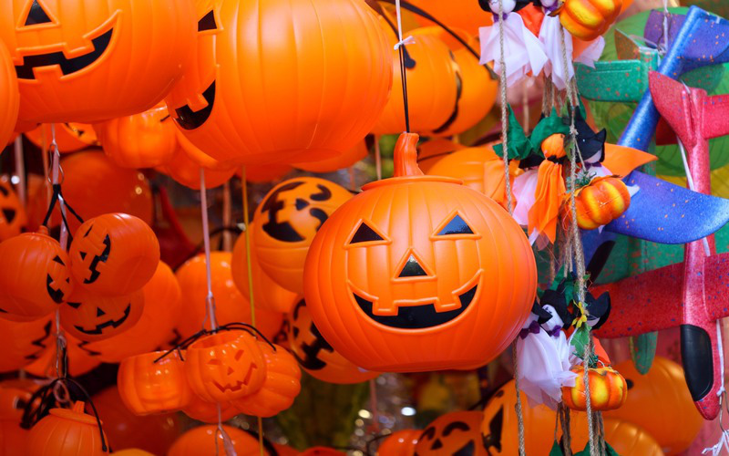 
Pumpkin-shaped lanterns are the most purchased items, ranging from VND70,000 ($2.82) to VND150,000 ($6.04). Children carry them from house to house, asking for treats with the phrase Trick or treat.
