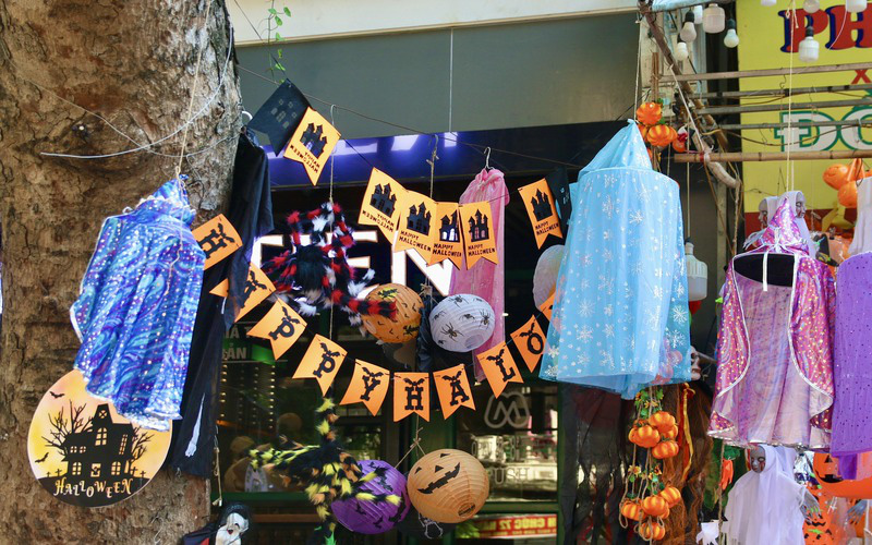 
Among children, princess dresses, superman outfits, and witches’ costumes are the most popular items.
