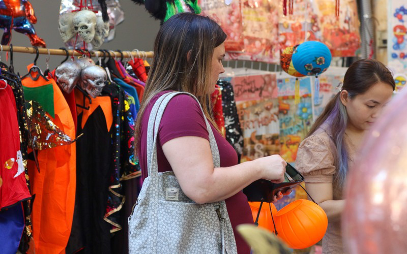 
Foreign tourists are interested in various designs that match Westerners Halloween.
