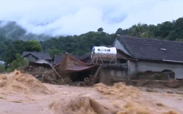 Hình ảnh tan hoang sau trận lũ quét ở Nghệ An - Ảnh 1.