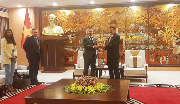 
Vice Chairman of the municipal People’s Committee Nguyen Manh Quyen (R) and Senior Vice President of CNN Robert Bradley (Photo: hanoimoi.com.vn )
