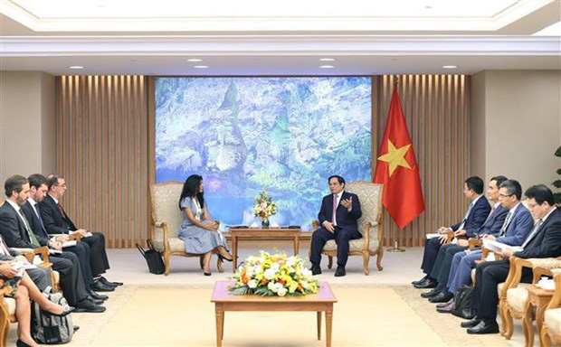 The meeting between PM Pham Minh Chinh and the IMF delegation in Hanoi on October 3. (Photo: VNA)