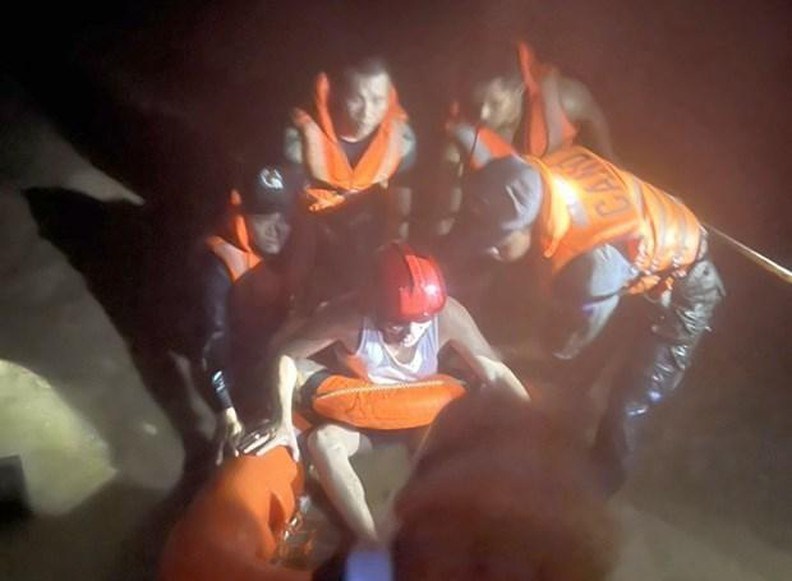 
Rescuers help a man hit by flooding in Da Nang (Photo: VNA)
