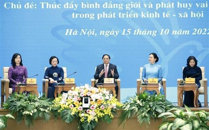 
PM Pham Minh Chinh (middle) speaks at the dialogue (Photo: VNA)
