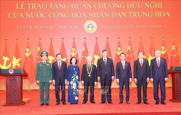 
The Vietnamese and Chinese leaders and the Vietnamese delegation. (Photo: VNA)
