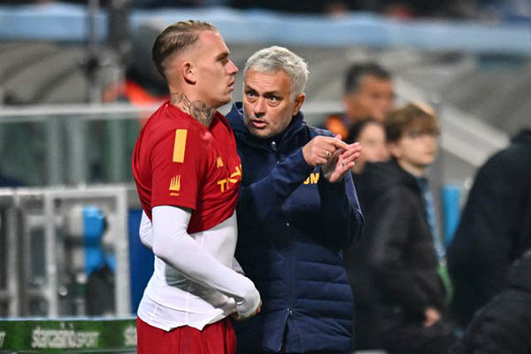 Mourinho nổi điên đòi đuổi kẻ phản bội của AS Roma - Ảnh 1.