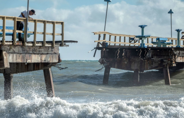 Bão Nicole gây mất điện trên diện rộng tại Florida - Ảnh 2. Bão Nicole gây mất điện trên diện rộng tại Florida - Ảnh 2.