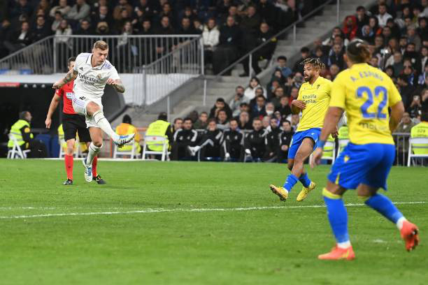 Vòng 14 La Liga: Toni Kroos tỏa sáng giúp Real Madrid đánh bại Cadiz - Ảnh 2. Vòng 14 La Liga: Toni Kroos tỏa sáng giúp Real Madrid đánh bại Cadiz - Ảnh 2.