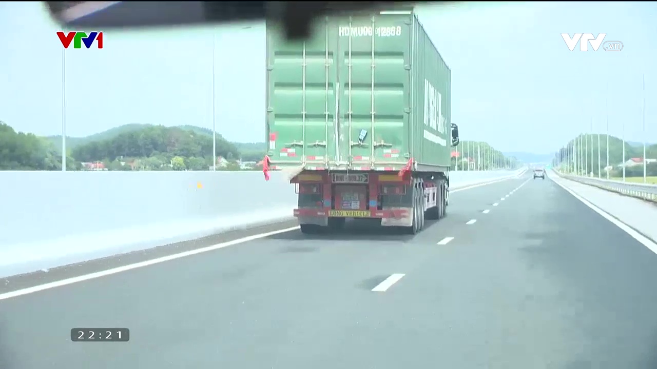 Hiểm họa tai nạn từ xe container quá khổ: Vì sao vẫn được cấp phép?