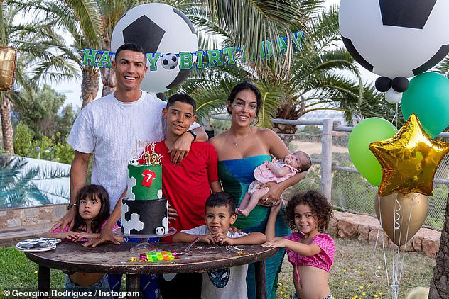 C.Ronaldo: Tôi đã trải qua khoảnh khắc tồi tệ nhất trong cuộc đời - Ảnh 1.