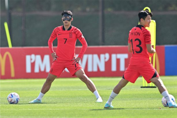 Son Heung-min phải đeo mặt nạ không in số ở World Cup 2022 - Ảnh 2.