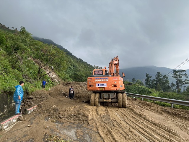 Đèo Hải Vân ngổn ngang đất đá: Cần khẩn trương khắc phục - Ảnh 1. Đèo Hải Vân ngổn ngang đất đá: Cần khẩn trương khắc phục - Ảnh 1.