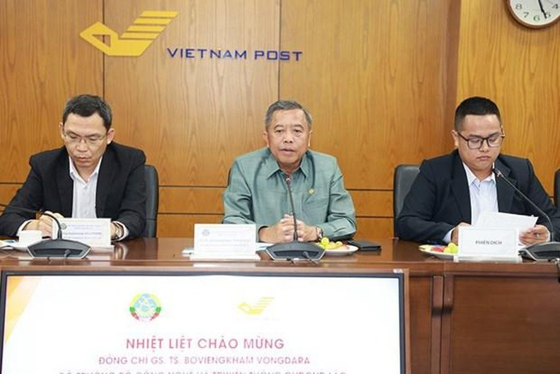 
Lao Minister of Technology and Communications Boviengkham Vongdara (centre) at the meeting (Photo: vnpost.vn)
