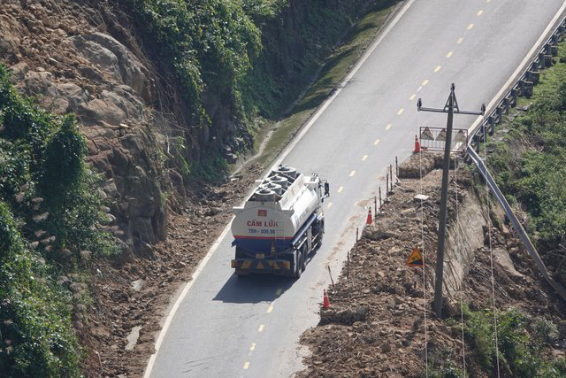 Đèo Hải Vân ngổn ngang đất đá: Cần khẩn trương khắc phục - Ảnh 2. Đèo Hải Vân ngổn ngang đất đá: Cần khẩn trương khắc phục - Ảnh 2.
