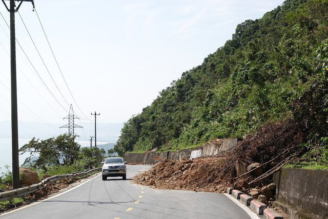 Đèo Hải Vân ngổn ngang đất đá: Cần khẩn trương khắc phục - Ảnh 7. Đèo Hải Vân ngổn ngang đất đá: Cần khẩn trương khắc phục - Ảnh 7.