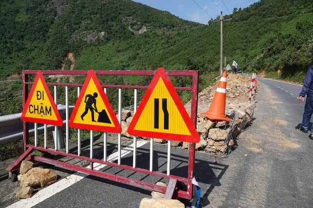 Đèo Hải Vân ngổn ngang đất đá: Cần khẩn trương khắc phục - Ảnh 6. Đèo Hải Vân ngổn ngang đất đá: Cần khẩn trương khắc phục - Ảnh 6.