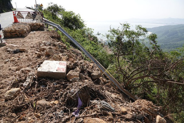 Đèo Hải Vân ngổn ngang đất đá: Cần khẩn trương khắc phục - Ảnh 5. Đèo Hải Vân ngổn ngang đất đá: Cần khẩn trương khắc phục - Ảnh 5.