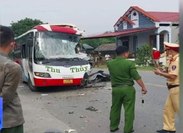 Ô tô khách va chạm với xe đầu kéo, 2 người tử vong ​ - Ảnh 2.