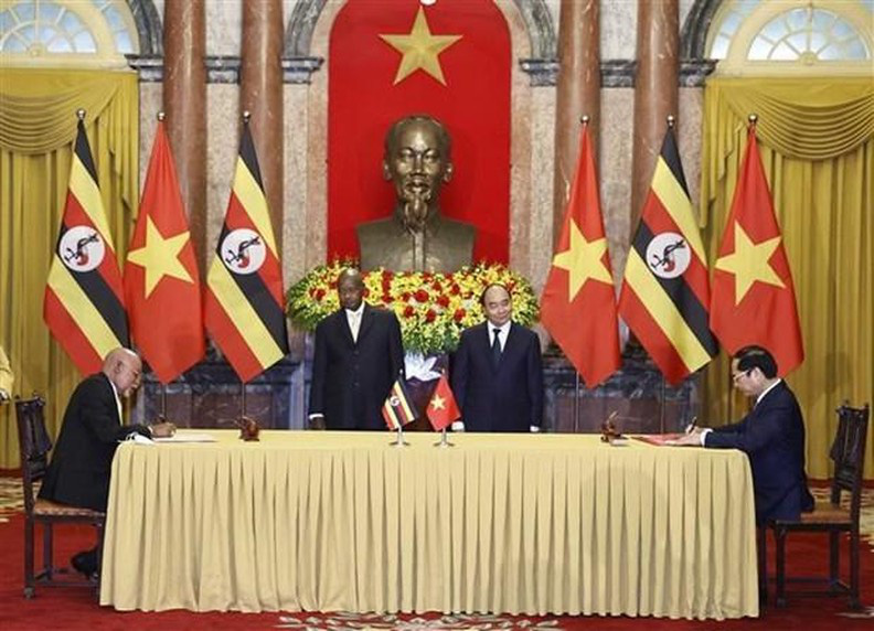 
President Nguyen Xuan Phuc (standing, right) and his Ugandan counterpart Yoweri Kaguta Museveni witness the signing of memorandum of understanding on cooperation between the two foreign ministries (Photo: VNA)
