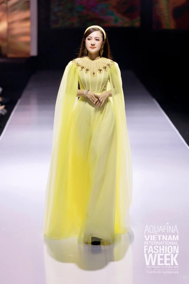 BTV Hoài Anh hóa nàng thơ trên sàn catwalk - Ảnh 1.