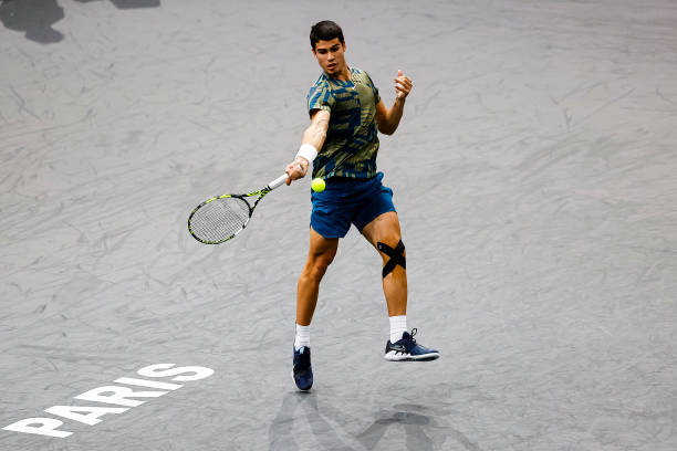 Carlos Alcaraz dễ dàng vượt qua vòng 2 Paris Masters 2022   - Ảnh 1.