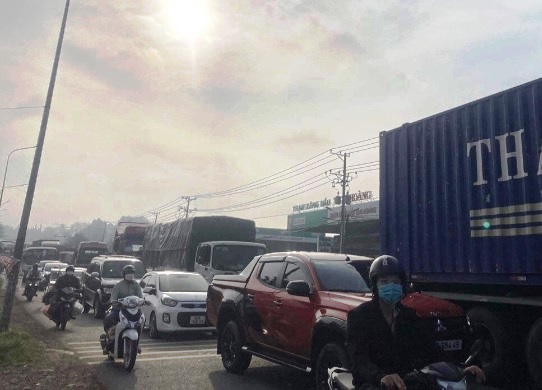 Hai xe kh&aacute;ch va chạm, Quốc lộ 1 &ugrave;n tắc k&eacute;o d&agrave;i - Ảnh 4.