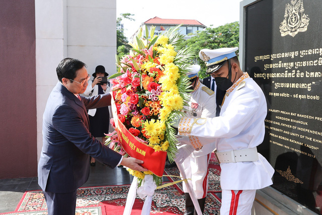 Thủ tướng Phạm Minh Chính đặt vòng hoa tại Đài Hữu nghị Việt Nam – Campuchia - Ảnh 4.