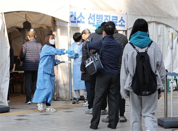 Trung Quốc dừng ứng dụng truy vết, Hàn Quốc mở rộng đối tượng tiêm vaccine - Ảnh 1.