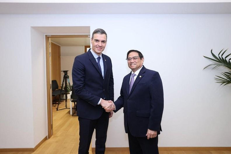
PM Pham Minh Chinh (right) and his Spanish counterpart Pedro Sánchez Pérez-Castejón. (Photo: VNA)
